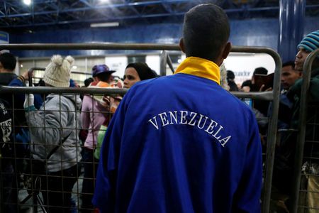 Venezuelan migrants stand in line to register their entry into Ecuador at the Rumichaca International Bridge in Ecuador August 17, 2018. REUTERS/Luisa Gonzalez