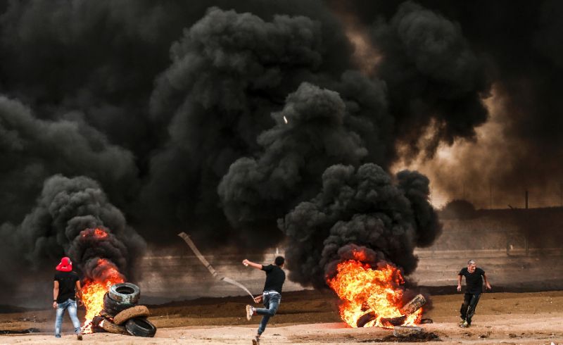 A Palestinian protester uses a slingshot to hurl rocks during clashes following a demonstration near the border with Israel east of Gaza City (AFP Photo/MAHMUD HAMS)