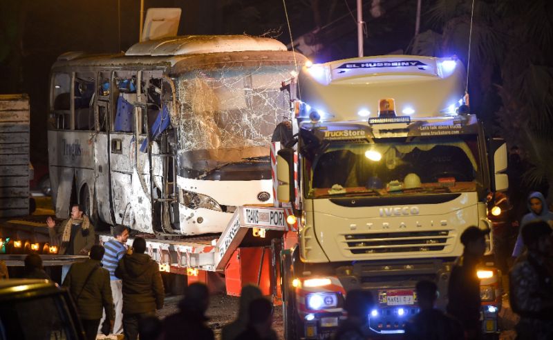 This picture taken on December 28, 2018 shows a tourist bus which was hit by a deadly bombing being towed away from the scene in Giza province south of the Egyptian capital Cairo (AFP Photo/MOHAMED EL-SHAHED                   )