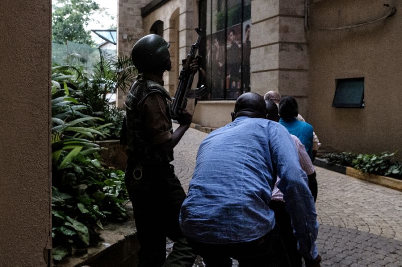 Kenyan security forces evacuate people after a bomb blast at DusitD2 hotel in Nairobi