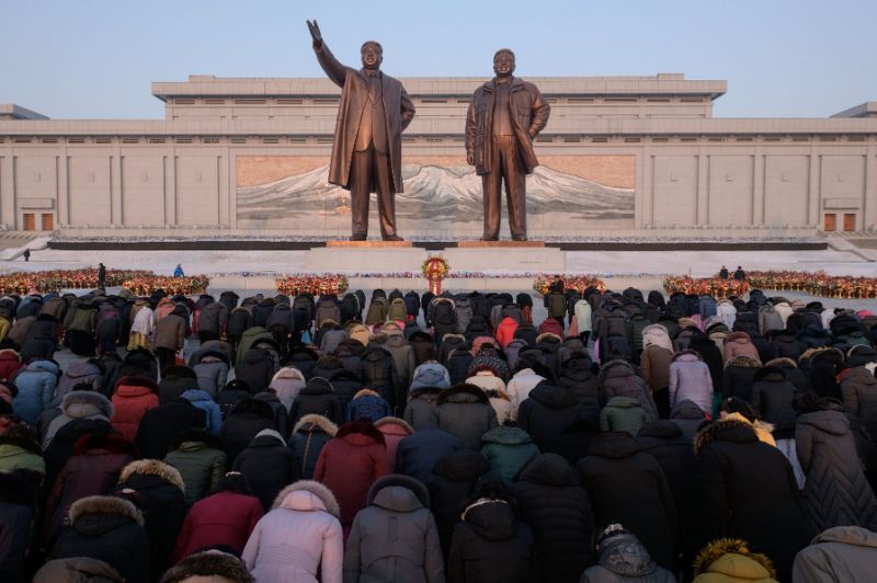 Thousands of North Koreans braved bitterly cold weather to pay tribute to late leader Kim Jong Il on his birthday (AFP Photo/Ed JONES)