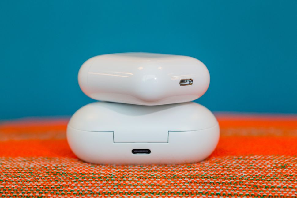 apple-airpods-galaxy-buds-9