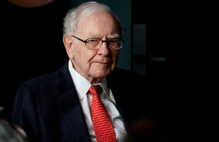 FILE PHOTO: Warren Buffett, CEO of Berkshire Hathaway Inc, at the company annual meeting weekend in Omaha, Nebraska U.S. May 6, 2018. REUTERS/Rick Wilking/File Photo/File Photo