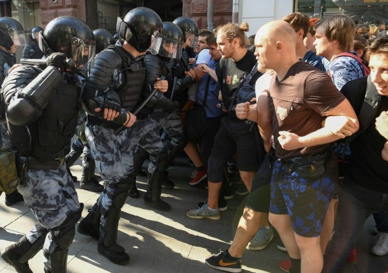 Protesters clash with riot police during an unauthorised rally demanding independent and opposition candidates be allowed to run for office in September's Moscow election (AFP Photo/Kirill KUDRYAVTSEV)