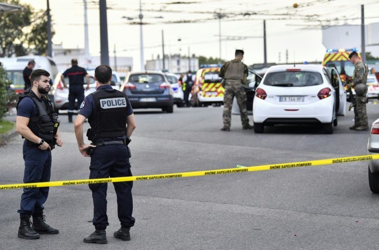 French police and soldiers sealed off the area after the attack (AFP Photo/PHILIPPE DESMAZES)