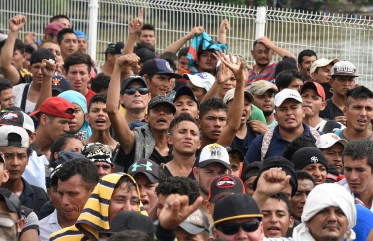 Honduran migrants in a caravan heading to the US arrive at the border crossing point with Mexico, in Ciudad Tecun Uman, Guatemala, on October 19, 2018 (AFP Photo/ORLANDO SIERRA)
