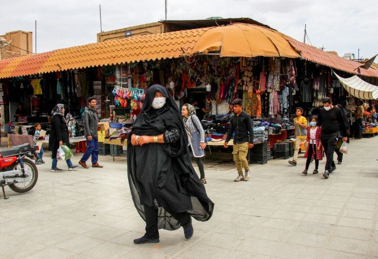 Iranians out shopping in the southeastern city of Kerman (AFP Photo/)