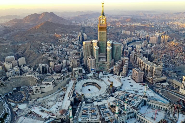 Mecca's Grand Mosque, Islam's holiest site, was among those devoid of worshippers (AFP Photo/BANDAR ALDANDANI)