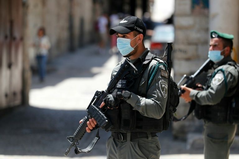 Israeli security forces patrol the area after the shooting (AFP Photo/Ahmad GHARABLI)