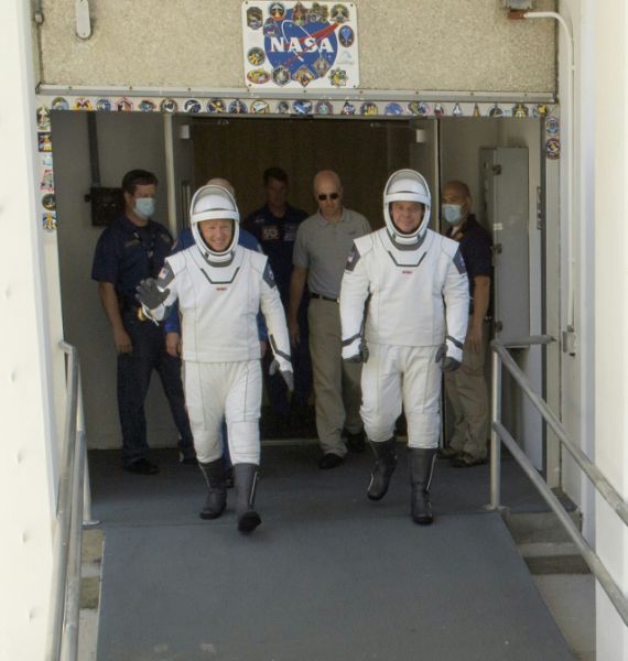 Douglas Hurley an Robert Behnken are seen in their spacesuits on May 23, 2020 (AFP Photo/Bill INGALLS)