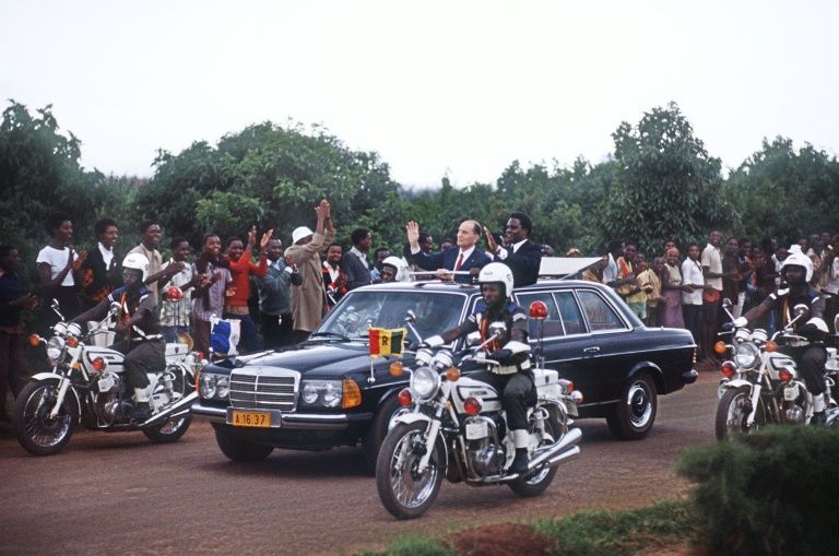 French President François Mitterrand and his Rwandan counterpart Juvenal Habyarimana in Kigali in December 1984 (AFP Photo/Georges GOBET)