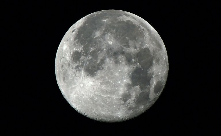 Japanese scientists examined images taken by the Kaguya lunar orbiter and found that an enormous asteroid -- at least 100 kilometeres in diameter -- broke up and plunged into the Earth-Moon System (AFP Photo/FADEL SENNA)