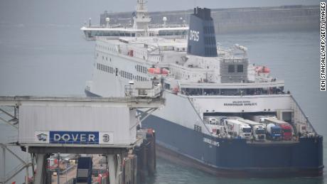 Truckers warn of UK border chaos as Brexit trade talks stall