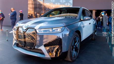 The BMW iX Flow car changes color between white and dark gray.