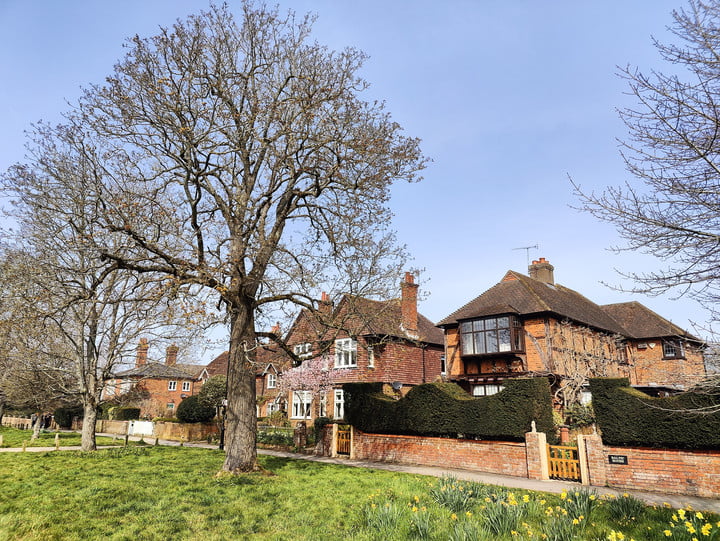 OnePlus 10 Pro photo of houses.