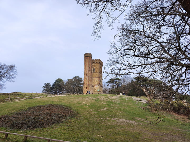 OnePlus 10 Pro photo of a tower.