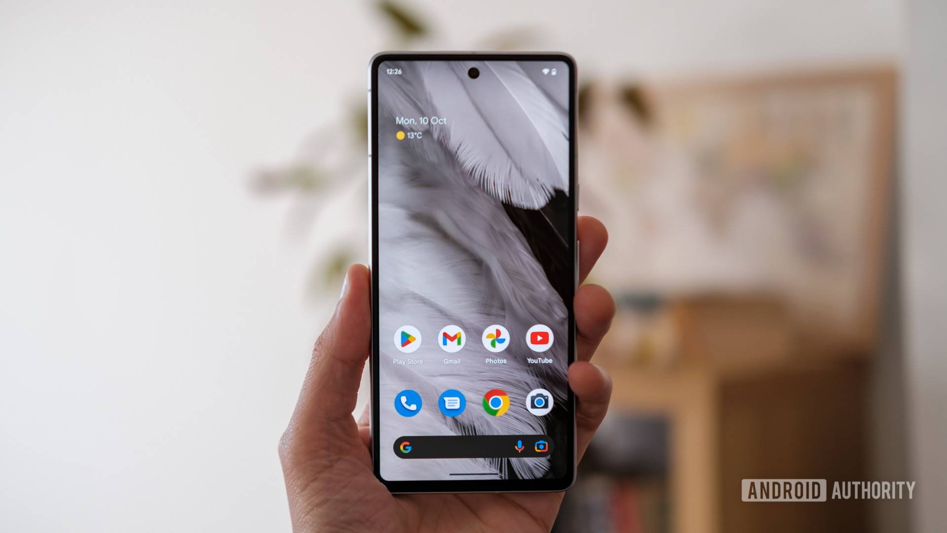 Google Pixel 7 home screen in hand Google Pixel 7 home screen in hand