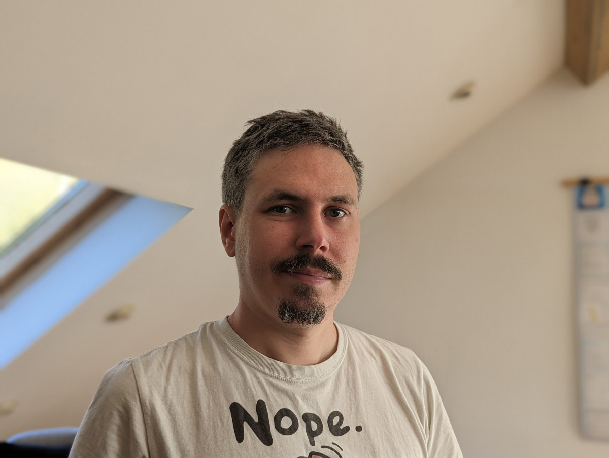 Google Pixel 7 portrait indoors