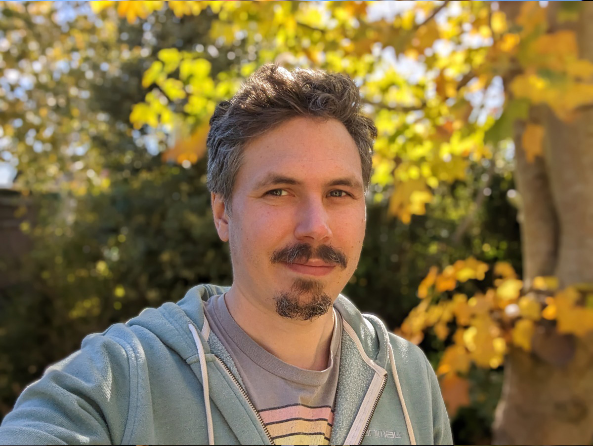 Google Pixel 7 portrait selfie outdoors