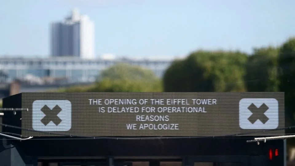A sign reading "the opening of the Eiffel Tower is delayed for operational reasons, we apologize" is seen at the Eiffel Tower in Paris, France, on September 7, 2026. - Sarah Meyssonnier/Reuters