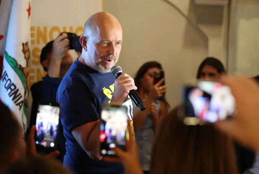 Republican gubernatorial candidate Steve Hilton visits patrons at Victorio's Ristorante in North Hollywood.