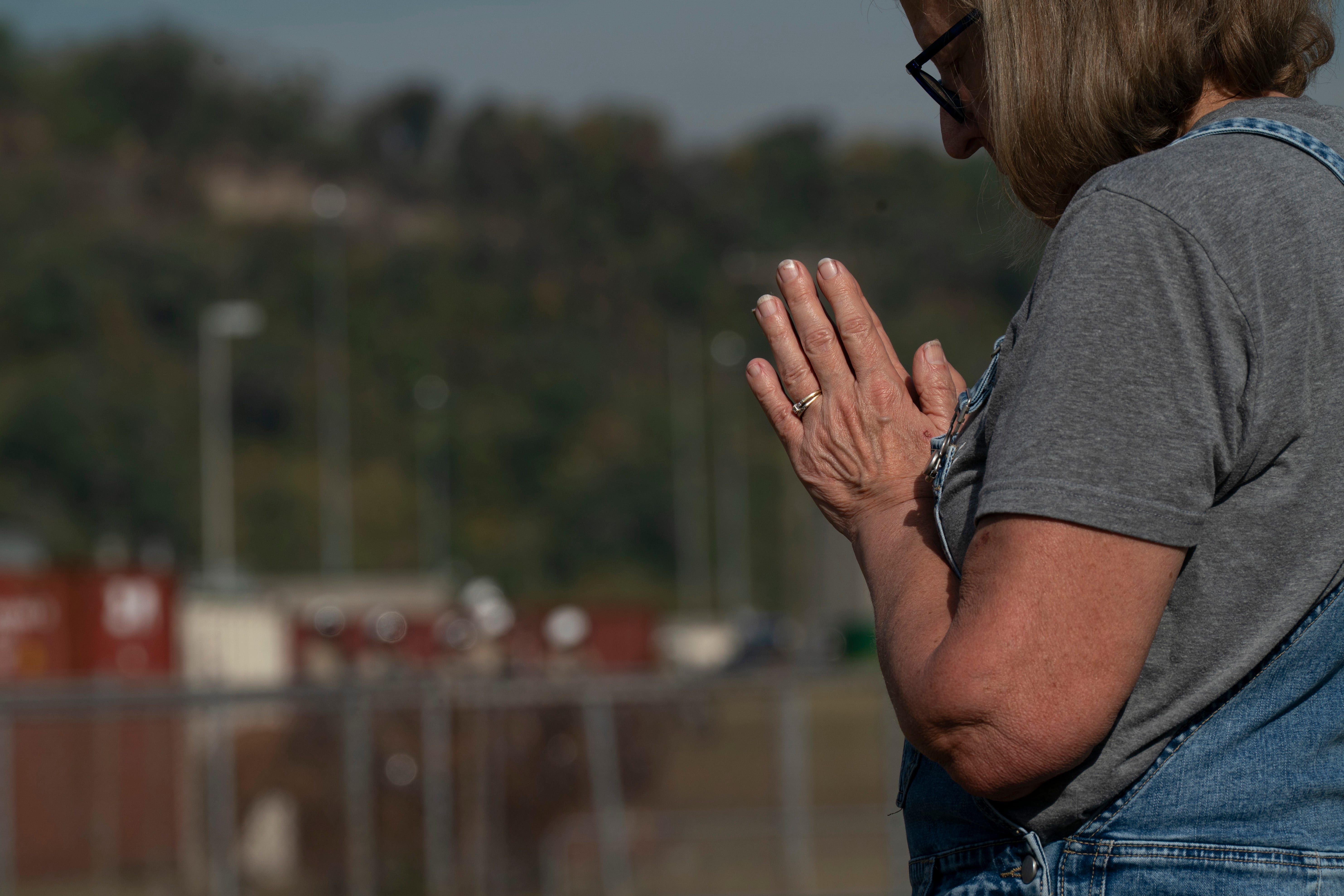 Kathleen Walter of Fairview, Tenn., prays in the anti-death penalty camp before Christa Pike’s scheduled execution at Riverbend Maximum Security Institution Wednesday, Sept. 30, 2026. A stay of execution was granted by the U.S. Court of Appeals for the Sixth Circuit which delayed the proceedings.