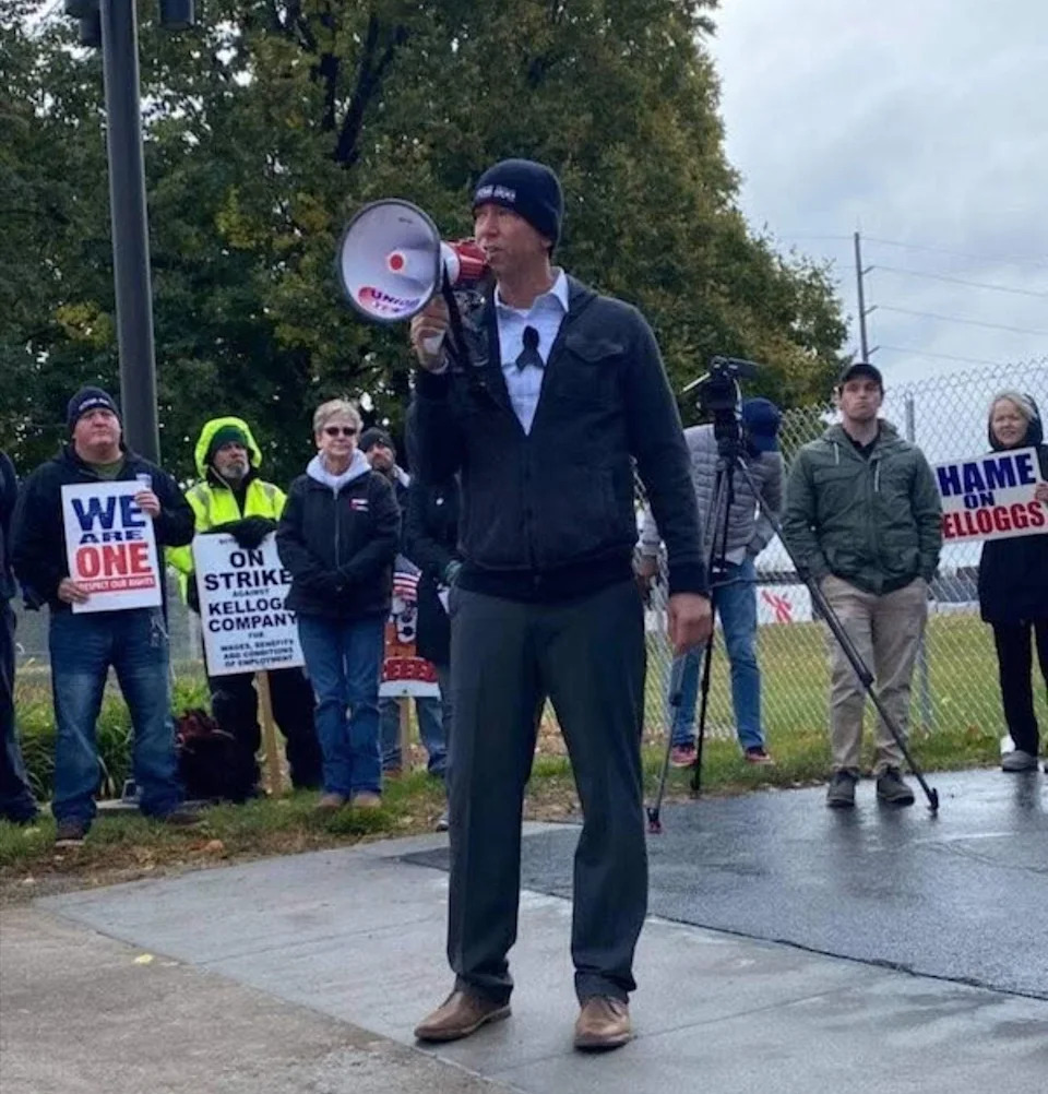 Dan Osborn speaks to striking Kellogg's factory workers in 2021.
